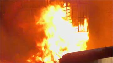 高雄鹽埕公寓竄出大火「全面燃燒」6人獲救、3人送...