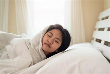 醫示警「4種睡眠型態」罹糖尿病風險暴增  開燈睡...