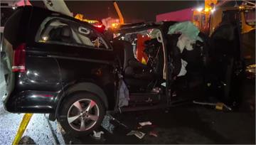 國1凌晨「四車連環撞」9傷1命危！黑車頂遭削斷 ...