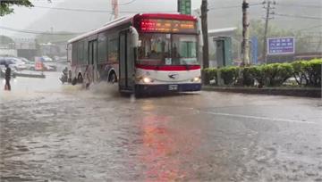 大雨下不停！基隆多處積水 馬路水深及膝