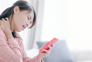 肩膀僵硬不是小事！中醫提醒「五十肩」年輕化 久坐...