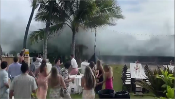 巨浪拍打夏威夷沿岸 民眾海邊辦派對全濕透