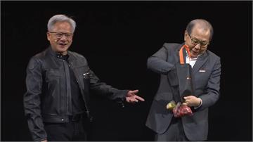 黃仁勳樂翻！ 蔡力行送上最愛夜市水果驚喜
