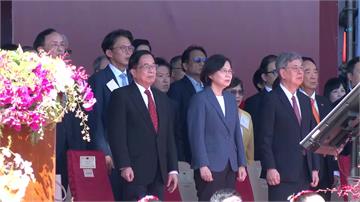 罕見同框出席國慶大典 英扁相談甚歡、朱昌咬耳朵