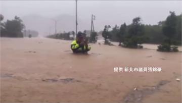 水淹到胸口！ 警搶救受困車克難錄影回報