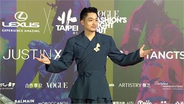 台北時裝週蔣萬安穿「深藍海洋」亮相紅毯！　喊話：...