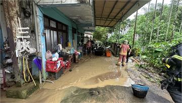 大雷雨發威閃電達500次！ 三峽泥流淹進家園住戶...