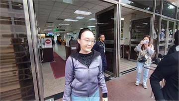 徐巧芯大姑劉向婕交保！ 展笑容步出法院