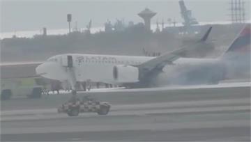 秘魯機場客機莫名撞消防車 「瞬間起火、機翼貼地冒...