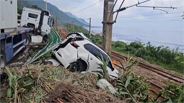 宜蘭6車追撞「小客滑落邊坡」！ 台鐵福隆-大里一...