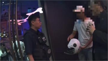 自以為好玩？法籍男醉偷警用安全帽狂歡 夜店門口被...