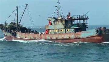 中國漁船越界捕撈「蛇行拒檢」 海巡隊強靠登檢押回...