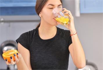 喝果汁跟吃水果一樣營養？研究警告：小心甜出高血壓...