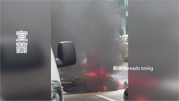 為閃前車！女騎士急煞自摔 機車起火變廢鐵