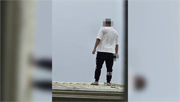 警匪對峙90分鐘！男持「爆裂物」竄屋頂 聽親友「...