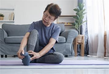 走沒多久腿發酸、半夜抽筋？醫提醒恐是缺鈣警訊 50歲後更要留意骨本流失