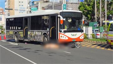 遭右轉公車撞上！嘉義單車婦騎斑馬線遭拖行當場亡 ...