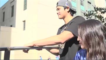 道奇洛杉磯封王遊行！大谷偕愛妻真美子現身 嗨喊「...