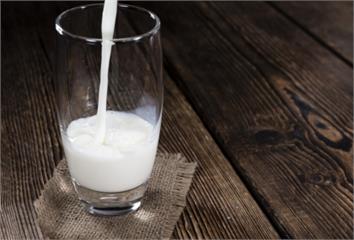 １張圖看懂牛奶和豆漿的營養   入菜食譜牛奶跟這...