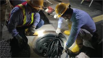 人孔蓋狂冒白煙！信義區逾百戶停電一整晚 台電徹夜...