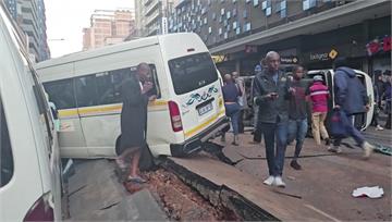 南非約翰尼斯堡道路突爆炸　車翻路裂釀1死48傷