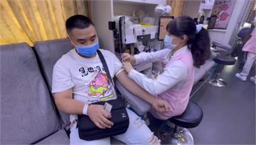 寒冬捐血「抽黃金」爆人潮！最早4:30就來排隊