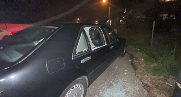 遭竊夫婦的車窗被竊賊打破。圖：台視新聞