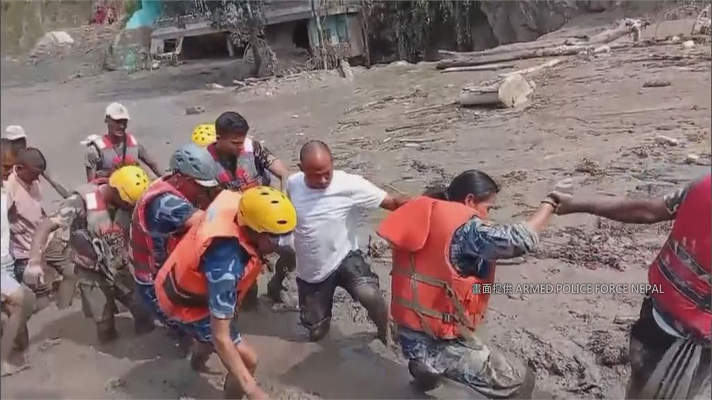 尼泊爾爆發驚人山洪 中尼邊境受創嚴重
