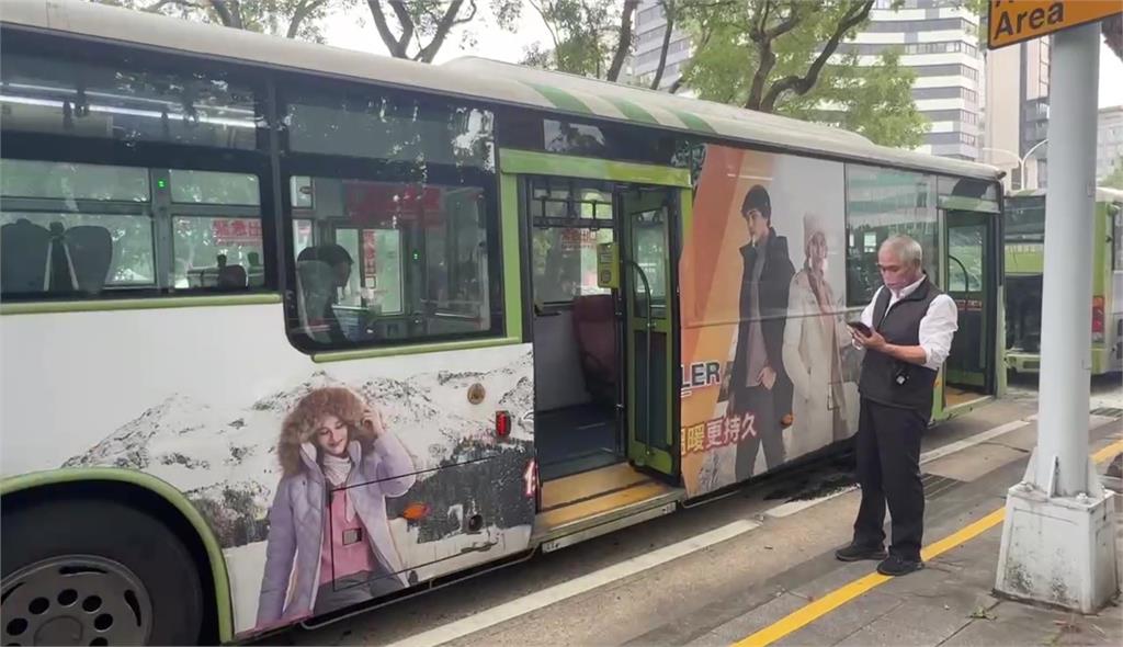 北市驚傳「4公車追撞」擋風玻璃裂、車尾冒煙起火 還有3乘客傷