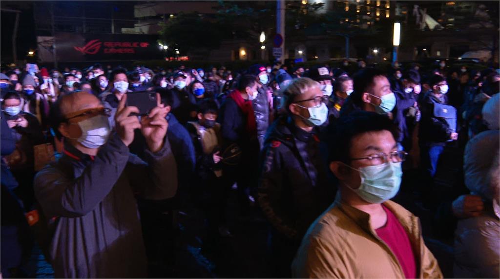 台灣仍能舉辦跨年晚會等大型活動，《紐約時報》形容，台灣防疫生活「正常到詭異」。圖：台視新聞（資料照）