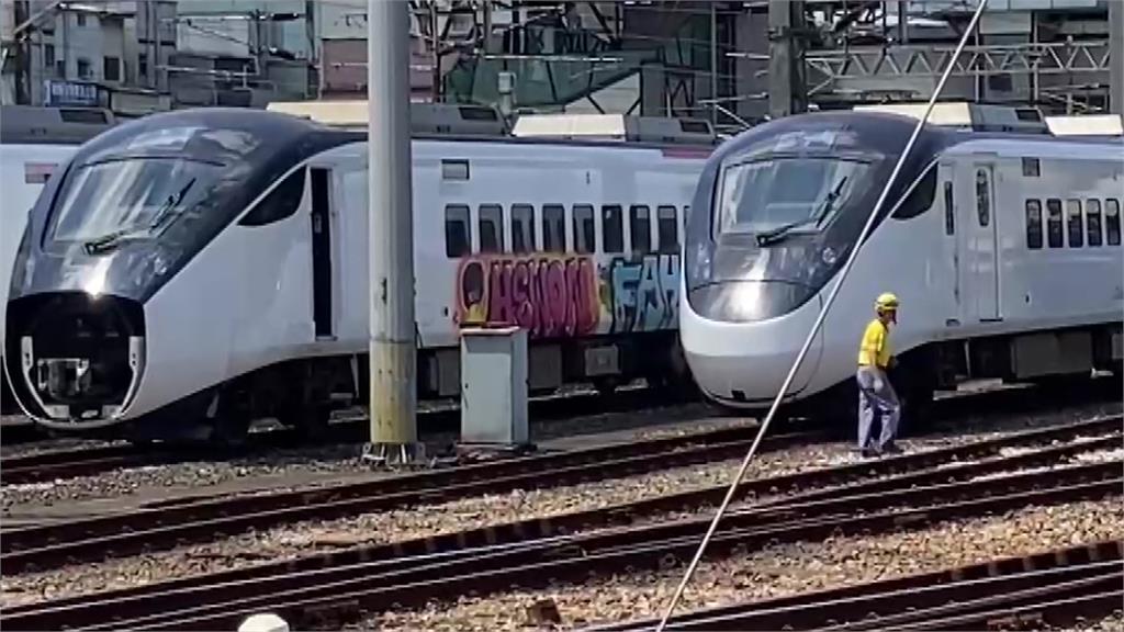 台鐵列車遭人惡意塗鴉。圖／台視新聞