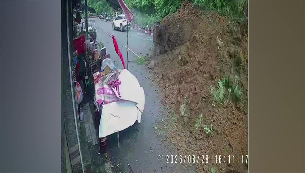 高雄小港松富街擋土牆崩落驚悚畫面曝 壓毀多部機車
