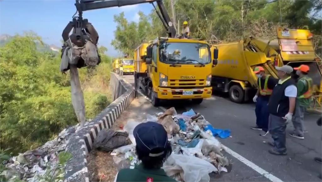 高雄月世界山坡遭濫倒 數十噸垃圾疑來自「台南」