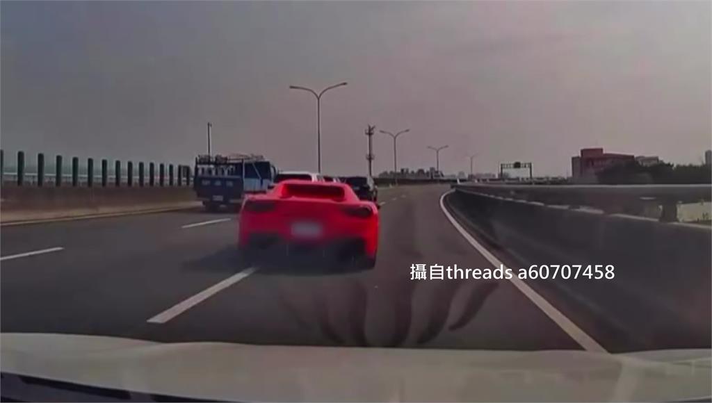 帥不過3秒！法拉利「甩尾180度」失控撞護欄 落漆畫面曝