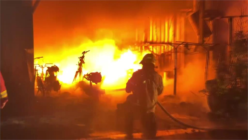凌晨傳爆炸聲！高雄汽車保養廠陷火海釀1死 消防25車59人搶救
