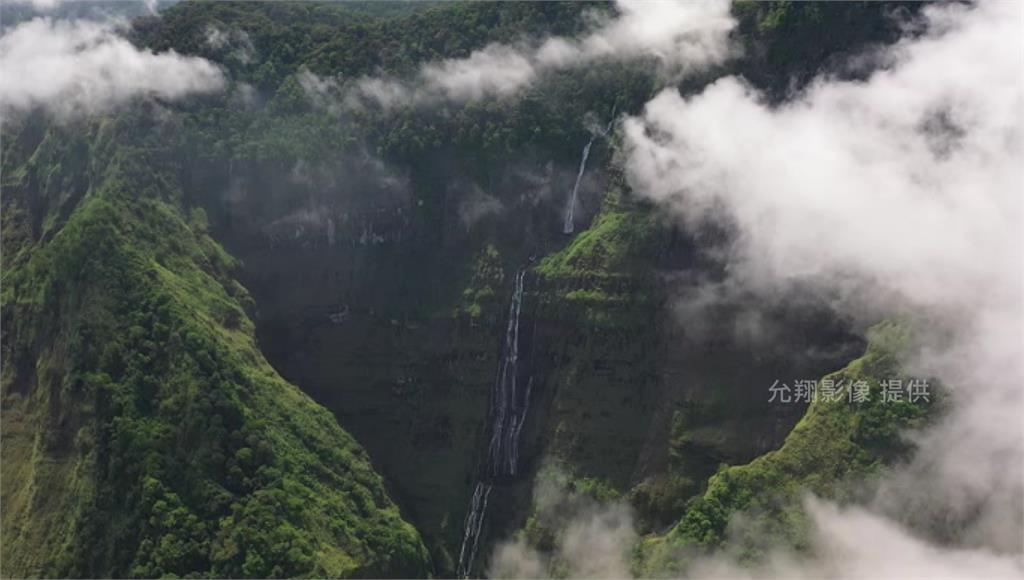 蛟龍瀑布巨大水瀑相當壯觀。圖／允翔影像提供