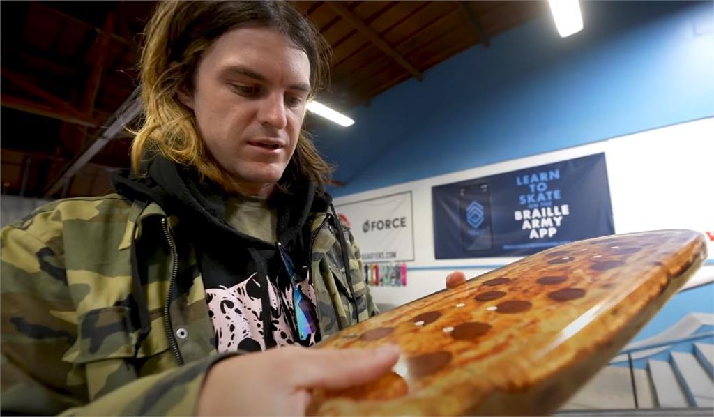 美國滑板Youtuber開箱「披薩滑板」。圖／翻攝自YouTube@Braille Skateboarding