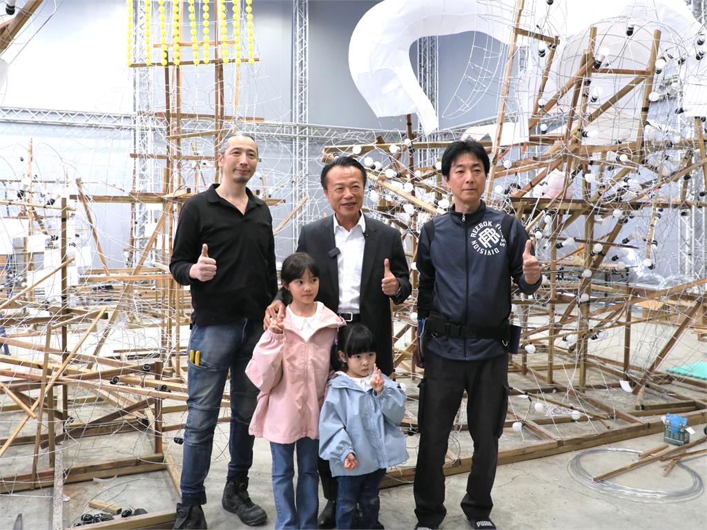 2026台灣燈會「青森睡魔抵嘉」 翁章梁與小朋友體驗製作巨型紙燈籠