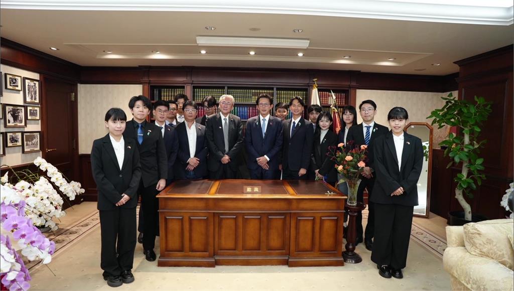 黃國昌訪日想見麻生太郎、野田佳彥傳遭婉拒 與高市早苗桌子合照挨酸