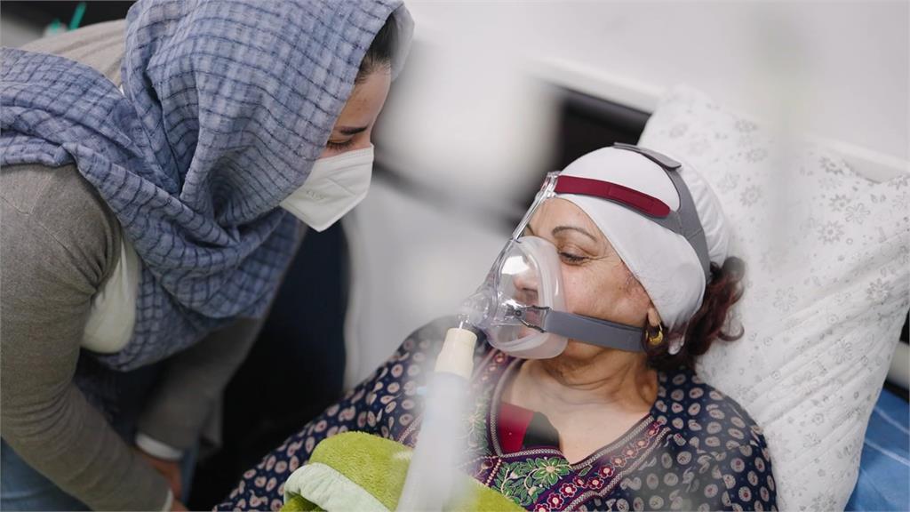 伊拉克新冠染疫者的家屬在旁陪病。圖：翻攝自AP Direct