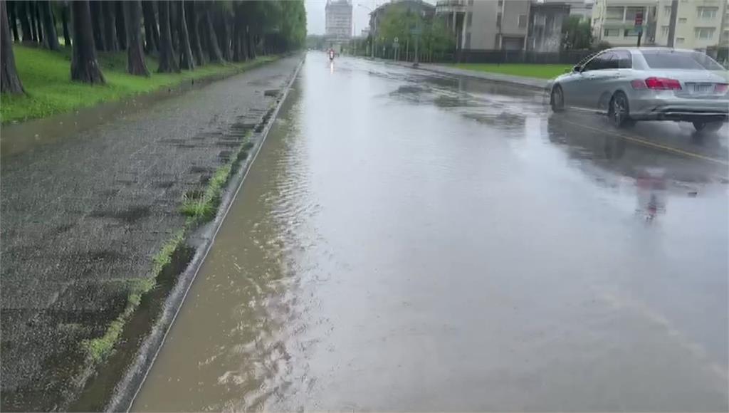 受午後對流雲系發展旺盛影響，宜蘭下午降下大雨，導致部分道路積水。圖／台視新聞