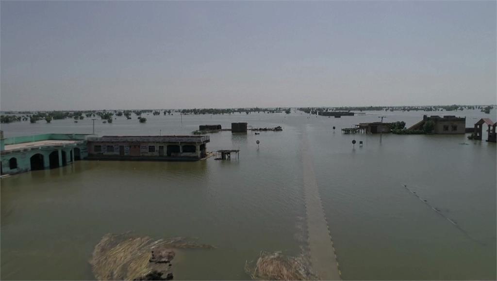 巴基斯坦洪災，形成100公里寬內陸湖泊。圖／路透社、美聯社