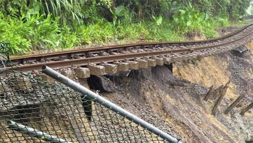 受持續強降雨影響，台鐵平溪線土石滑落，路基被掏空。圖／台視新聞