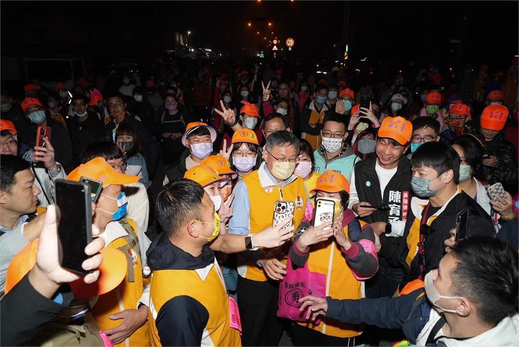前台北市長柯文哲參與白沙屯媽祖遶境。圖／翻攝自Facebook@DoctorKoWJ