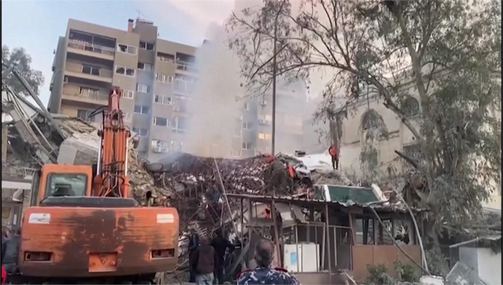 伊朗駐敘利亞首都大馬士革大使館一棟附屬建築遭空襲。圖／美聯社、路透社、CNN