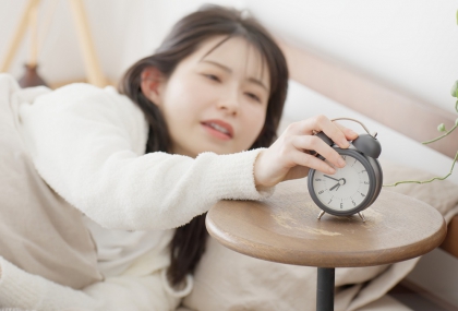 很多人一醒就做錯！專家警告「起床後做這些事」超害身心 晚上更難睡
