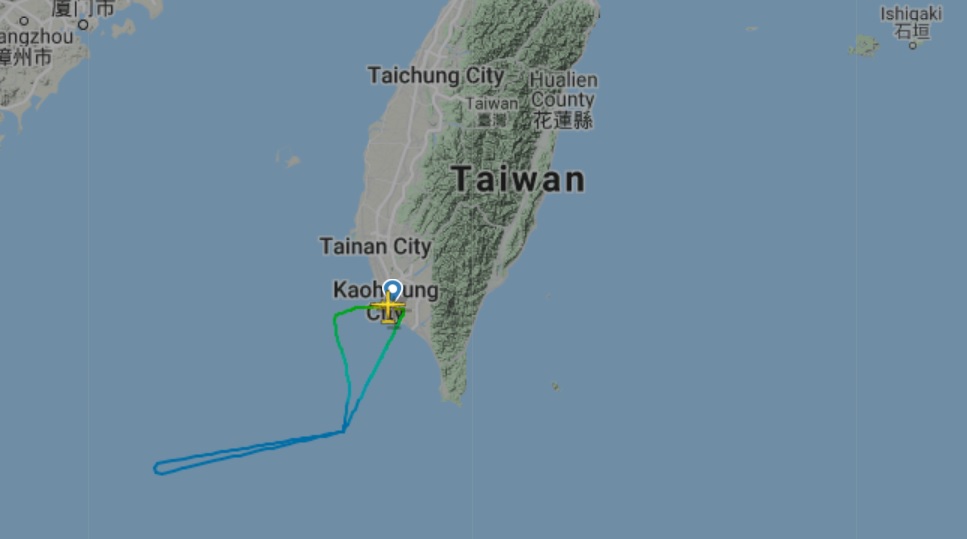 立榮航空B7-9051次軍包機，今日飛往東沙時，遭香港要求折返。圖：翻攝自Flightradar24網站