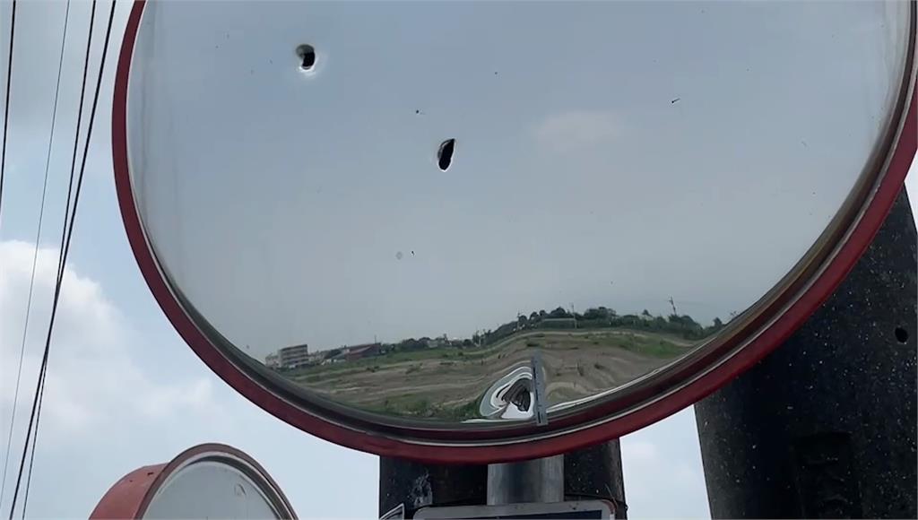 屏東萬丹鄉屏43鄉道的路口反光鏡出現彈孔。圖／台視新聞