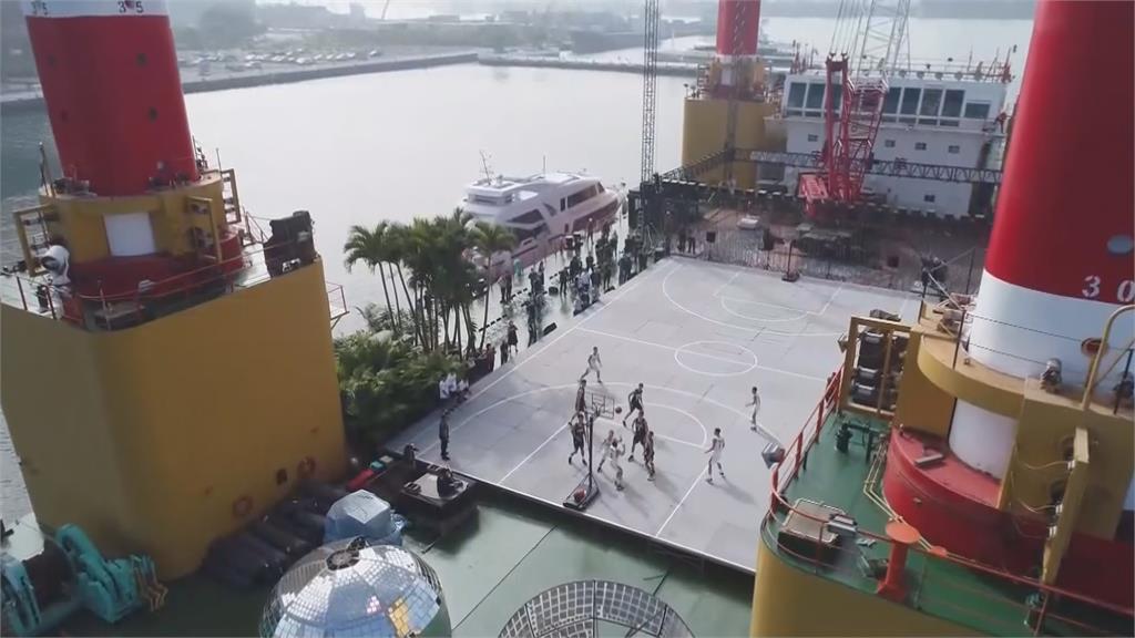 台灣自製海事平台工作船「宏禹一號」化身海上舞台，面積有5個籃球場大。圖：台視新聞