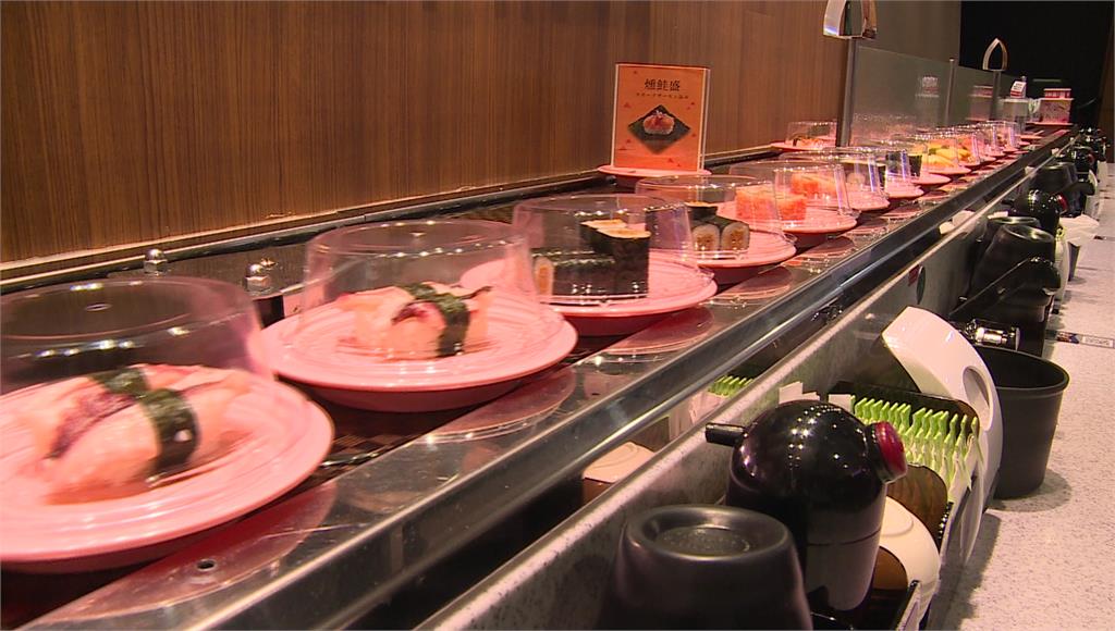 新北市一家連鎖壽司店，傳出有民眾用餐後身體不適送醫。圖：台視新聞